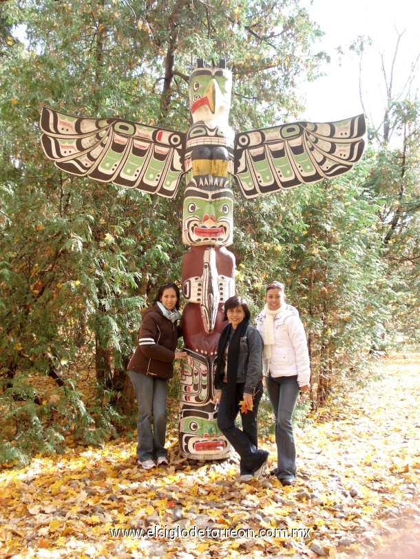 Yuriko Castro, Carmen Saldaña y Tere Rubio, en un Parque en Toronto Canada, el pasado Octubre 2007.