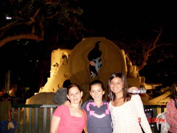 Lucy Burciaga, Adriana Rodriguez y Anakaren Rodriguez en la feria de Orange County.