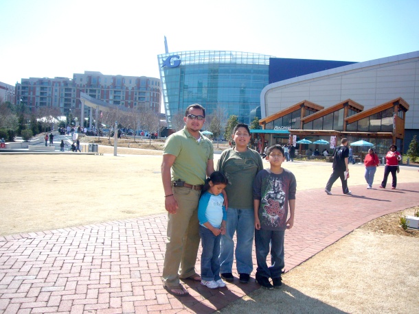 Julio César Balderas Resendiz en Atlanta, Georgia. En el Georgia Acuarium cerca del parque Olimpico en abril del 2008.