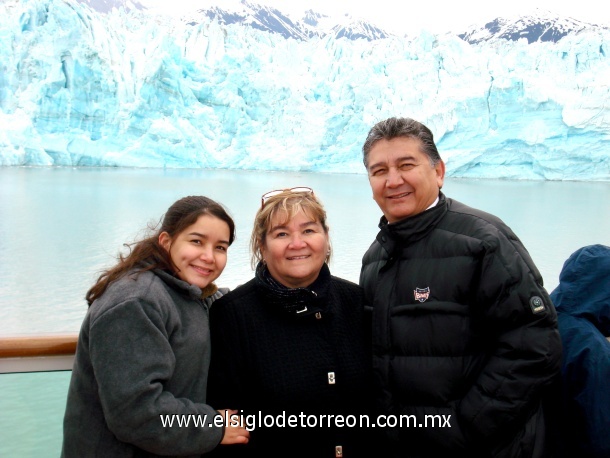 Jorge Marquez, Fela Sifuentes y Monica Marquez en su viaje que realizaron a Alaska el 25 de Julio del 08.