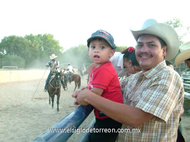 Juan Manuel Cordero y Juan Jr. en una charreada en Dallas, TX.