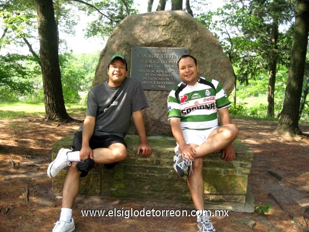 Los Sres. Gerardo y Everardo Zapata en el parque estatal de Kankakee, Illioins el pasado 4 de julio.