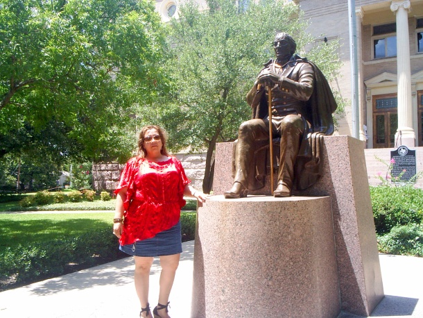 Sra. Georgina Rubio Lovelace y la estatua de Jose Navarro, Mexicano fundador del condado de Navarro en la cuidad de Corsicana Texas. La cuidad fue fundada por Jose Navarro y el Condado lleva su nombre.