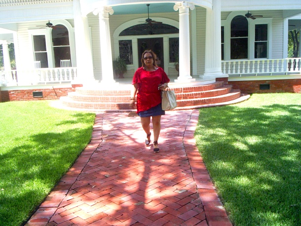 Sra. Georgina Rubio Lovelace en Mansion Victoriana, Corsicana Texas.