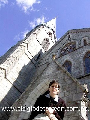 Alejandra Uribe en Lawrence, MA. S. Mary Inmaculada Conception Church. Verano del 2008.