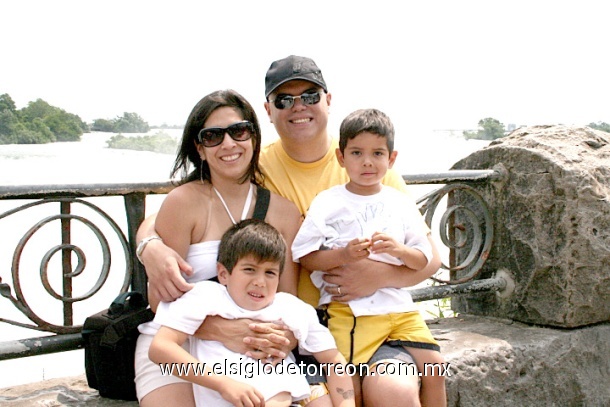 Lagunera que radica en Toronto Canada, con su esposo Edgar Aragon e hijos Diego y Dante. Cataratas del Niagara, 27 de Julio 2008.