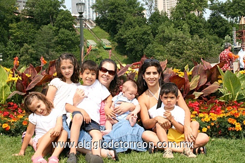 Ana Paula de Miranda con sus hijos Natalia, Daniela y bebé José Fernando visitando desde Torreón a Abigail Reyes Vera y familia lagunera radicando en Toronto, Canadá. Cataratas del Niagara, 27 Julio 2008.