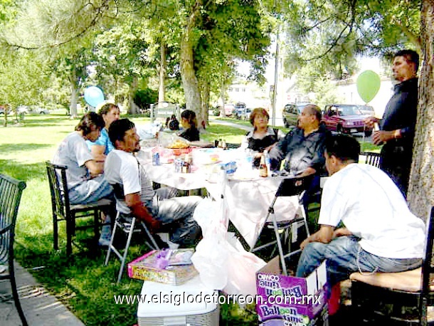 Barbarita Celeste Romero Morales celebrando su bautiso con sus padrinos Roberto Romero y Clara Vidales en Denver CO, USA.