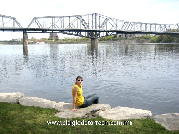 Elsa Alejandra De León en los jardínes del museo de la civilización en Ottawa. En el río Sainte-Lauraine de fondo Abril, 2008.