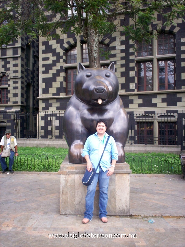 Iván Napoleón Sánchez Carrasco junto a la estatua del Perro, elaborada en bronce por Fernando Botero, ubicada en la Plaza Botero, en la ciudad de Medellín, Colombia.