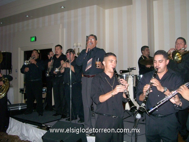 José de Jesús Urquizo cantando con banda en un festejo en California.