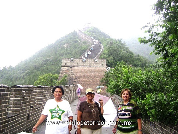 Mercedes, Cecilia y Tere Ávila Rivas en la muralla china, Beijing Julio 2008.