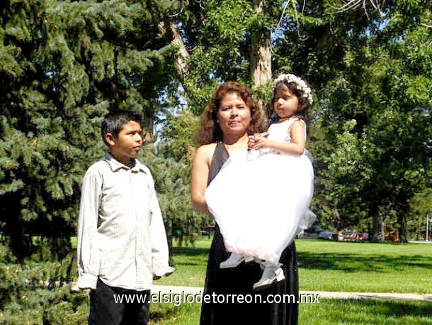 Myrna Lucero Morales, Barbarita Romero y Luisito Romero Morales en el bautizo de Barbarita en Denver Co. USA el día 08 de Agosto del 08.