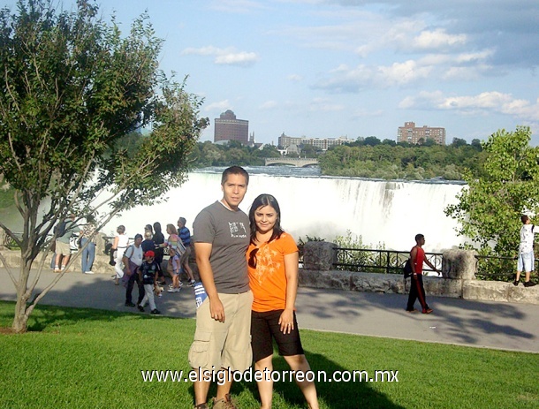 Norma Recio e Iván Obregon en nuestras vacaciones en Canadá. Aquí en las Cataratas de Niagara el 12 de Agosto de 2008.