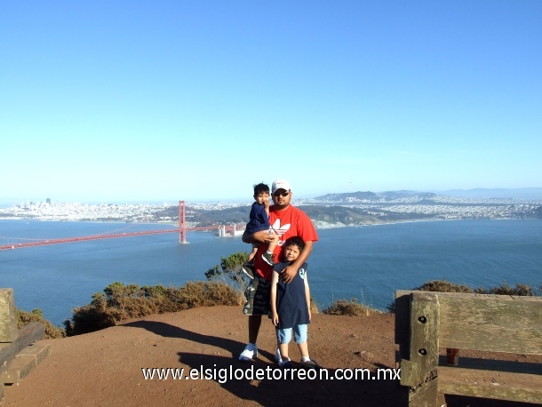 Roberto, Chris, y Cristian Delgado. Vista al Golden Gate Bridge y a la gran ciudad de San Francisco, Ca.