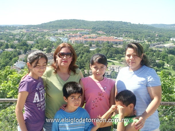 Sonia de Aguilera, Lorena Pedro y Marijose Aguilera con su tía Carmen Pacheco de vacaciones en Missisipi.