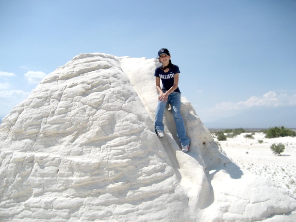 Ana Sofy Ramírez en las dunas blancas en Cuatrociénegas Coahuila