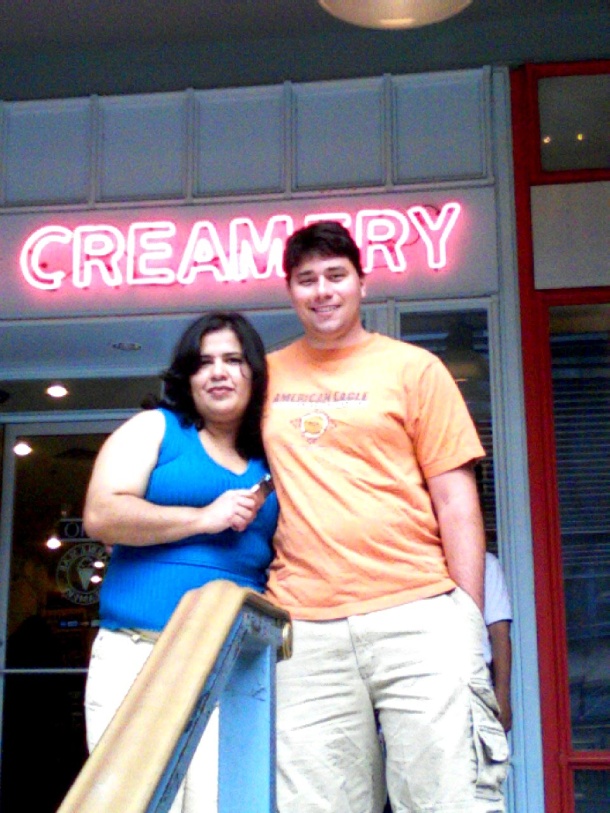 Christy Chavez y Matt Osborn en el paseo del Rio en San Antonio, Texas.