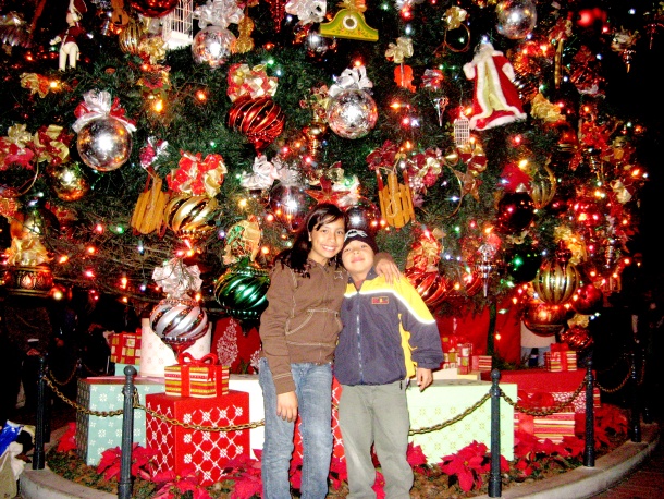 Niños Daniel y Carla Martinez en Disneylandia Los Angeles, CA