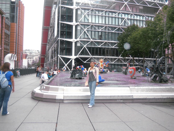 Elsa Alejandra De Leon Piña en la plaza frente al Museo de George Pompideau en Paris, Francia en Agosto del 2007