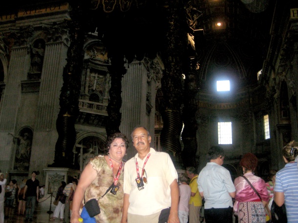 Jesús Valles y Cristy Centeno de Valles dentro de la Basílica de San Pedro, en el Vaticano, Italia.