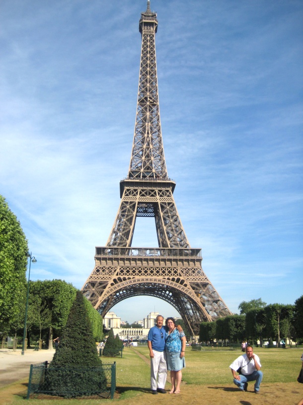 Jesús Valles y Cristy Centeno de Valles frente a la Torre Eifel en París, Francia.