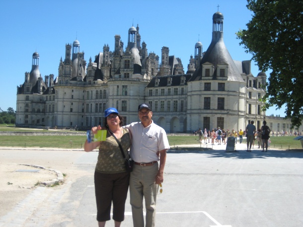 Jesús Valles y Cristy de Valles frente al castillo  de Chambor en Francia.