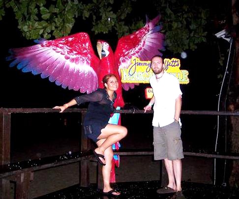 Paola Limones de Strickland a lado de su esposo disfrutando de la vida nocturna en Ocho Rios Jamaica.