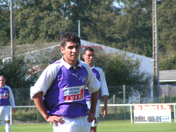 Carlos Chacon, originario de lerdo, dgo. Juega con el equipo de futbol de La Chapelle des Marais en Francia.