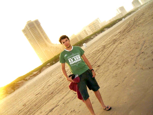 Javier González Quiroga en la playa de South Padre Island, Texas frente al hotel Bridgepoint, y con su playera de ser lagunero es ser guerrero