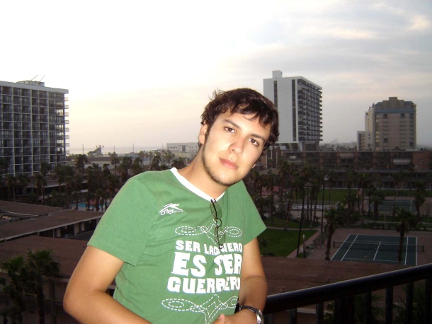 Javier González Quiroga en el balcón de su habitación con vista panorámica de parte de la Isla (south Padre Island, Texas). 12 de Agosto 2008