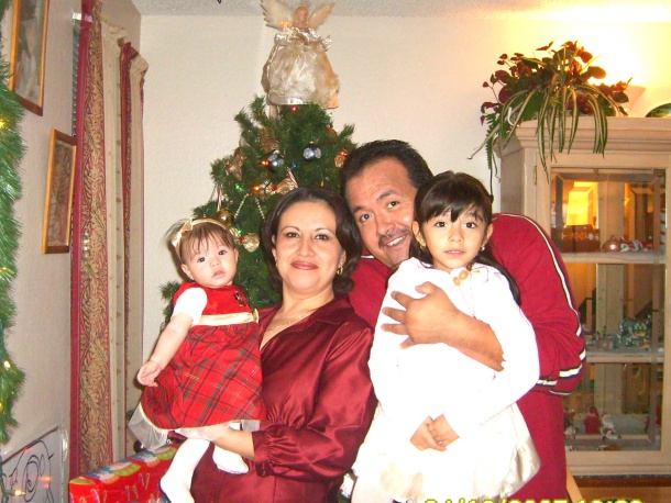 Brenda cazares de martines, al lado de su esposo, Ricardo, y sus hijas Amy Y Emily, desde donde radican en Denver ,Colorado