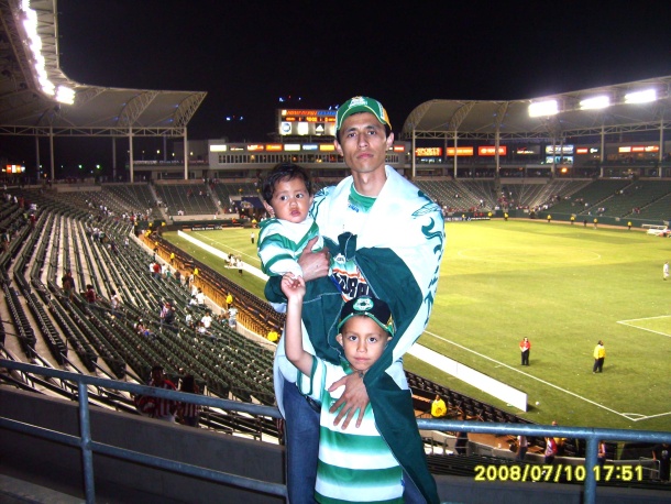 Juan y sus hijos en el partido Santos y Chivas usa.