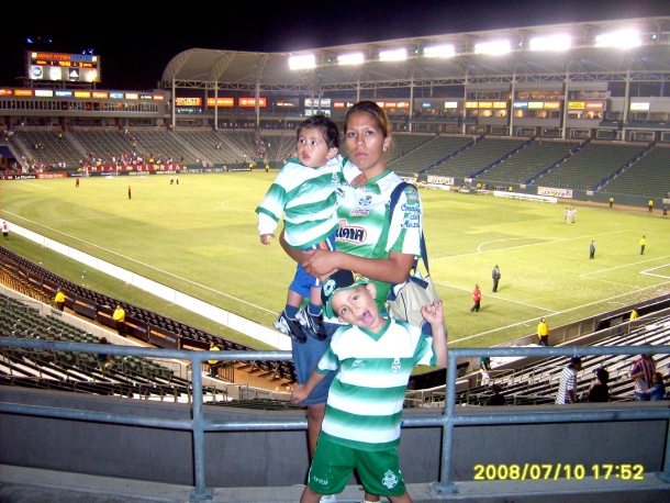 Yazmin Balderas y sus hijos en el partido Santos Chivas usa.