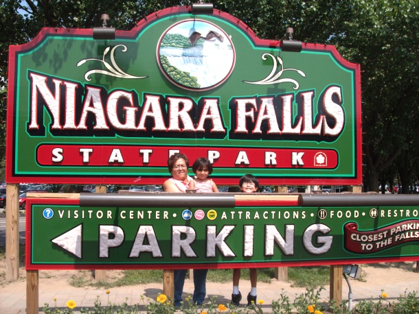 Flor Garcia y sus hijos Ruben,Yamileth Zamarron en las cataratas del Niagara