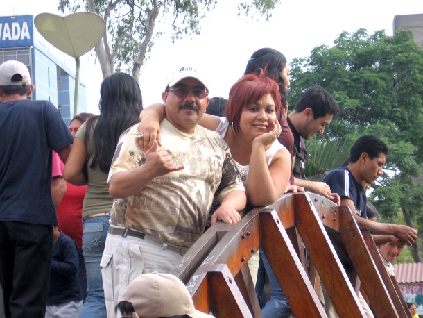 Jose y Mayte Llanos en el parque de la Reserva en Lima, Perú.