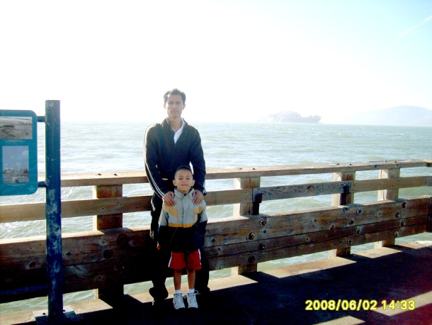 Juan Ballesteros y su hijo en San Francisco, CA.