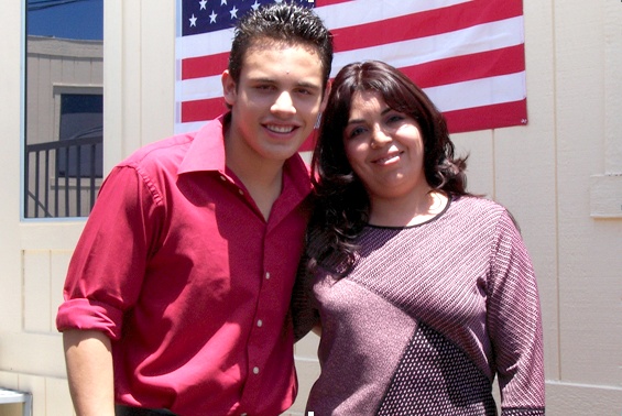 Lorena Cortés con Julio César Jr. en los Ángeles, California.