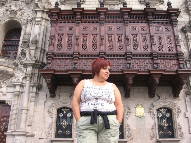 Mayte Hernández en el centro histórico de Lima, Perú. Atrás los balcones Limeños del siglo XIX