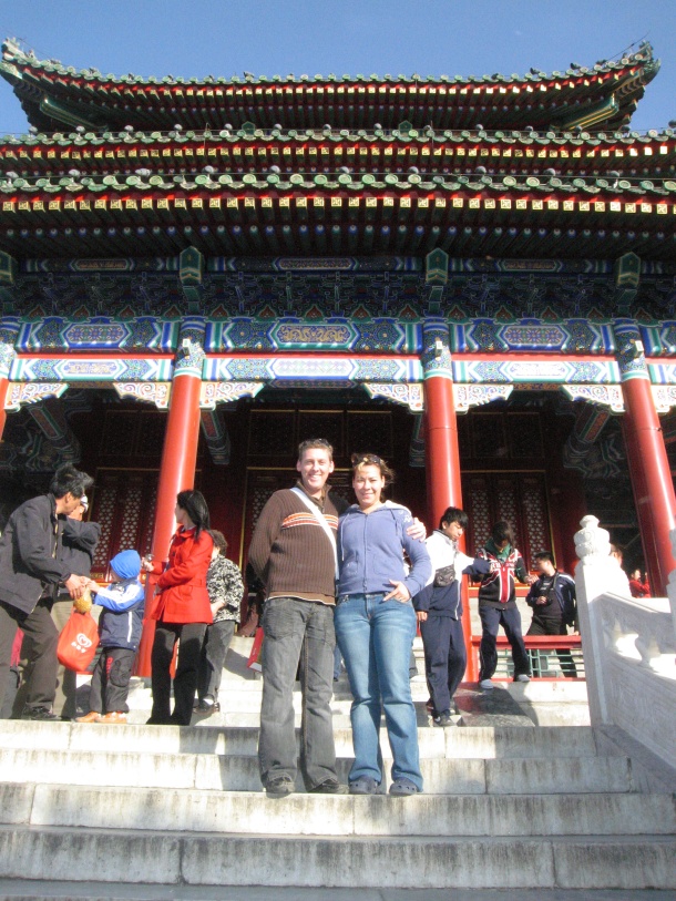 Maythe Flores de Lefrancois con su esposo Jean Paul Lafrancois visitando Jingshan Park en Beijin China 01 de Noviembre del 2008.