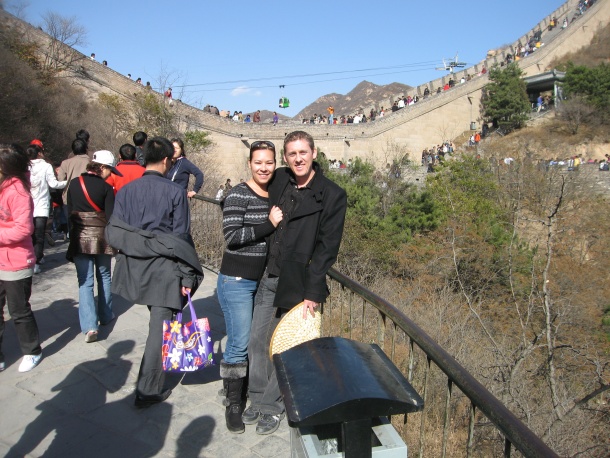 Maythe Flores de Lefrancois con su esposo Jean Paul Lefrancois escalando la muralla china, 02 noviembre del 2008.