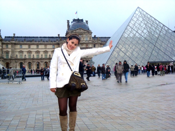 Tenssy Melendez Zamudio, estudió en Francia. Esta foto es en Paris en el Museo de Louvre.