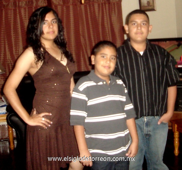 Cinthya, Gregorio Jr. y Cristian Guerrero en una quinceañera en Fort Worth, Tx.