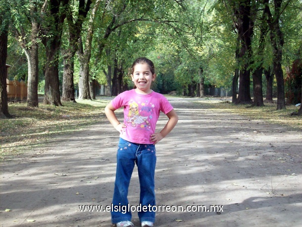 Paloma en una calle de Tierra en Funes Provincia de Santa Fe, Argentina.