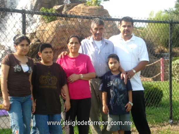 Salvador Vielma, Ofelia de Vielma y sus nietos Biby, Cristian, Jr y Goyo en un parque en la ciudad de Dallas Tx.