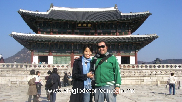 Rodolfo River Alonso Guerra y una compañera de trabajo en viaje de negocios a Seul, Corea del Sur, Noviembre 2008