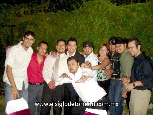 Ruben, Raul, Pepe, Manriquez, Alex, Ara, Elyzalde, Fredy, Zuñiga; acudieron a la boda de Memo con Flor que se celebro en Las Vegas, California.