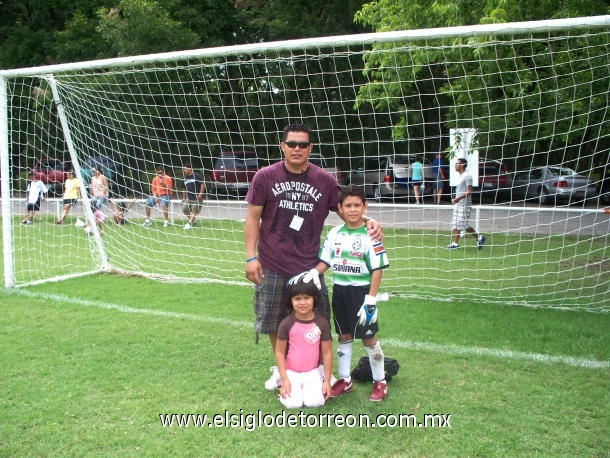 Carlos Alberto Negrete y sus hijos Karla y Jose Pablo después del juego de soccer de Jose Pablo en Wwaco, Texas. Saludos a Gomez Palacio, Dgo.