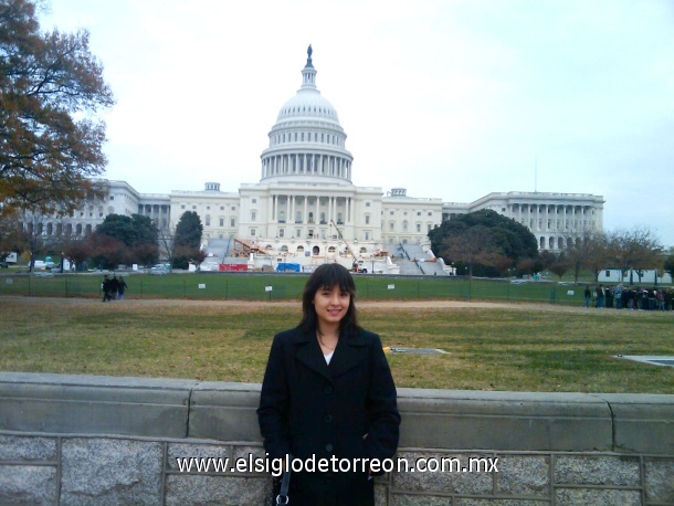 Corin Viridiana Perez Rios frente al Capitolio durante su reciente participación en el National Youth Leadership Fourum on Law (Foro Nacional de Lideres Jovenes en Leyes.) Efectuado en Washington , D.C.