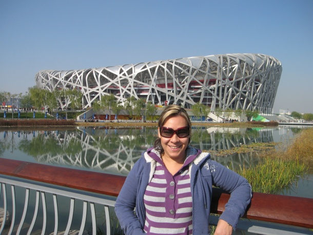 Maythe Flores de Lefrancois visitando el estadio olimpico en Beijing, China noviembre 2008.